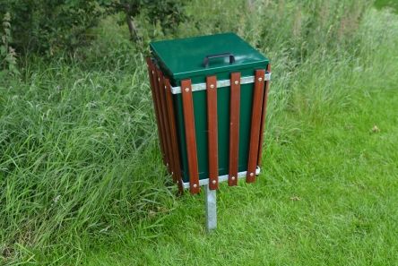 sq wood slatted litter bin with center leg and liner with lid