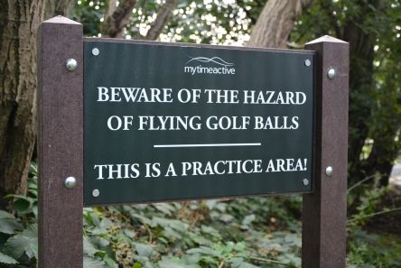 twin post golf tee sign