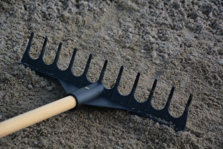 wood handle bunker rake